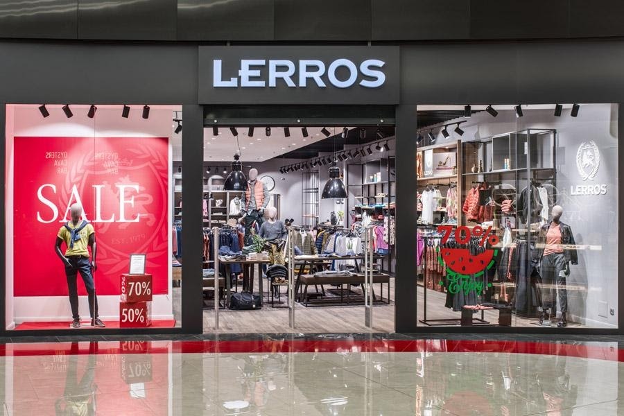 оформление витрины магазина одежды