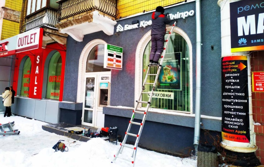 монтаж рекламной вывески