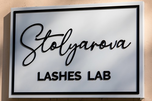 вывеска для салона "Lashes Lab"