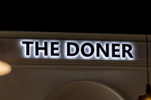 Вывеска «THE DONER»