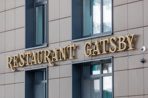 Вывеска «Restaurant Gatsby»