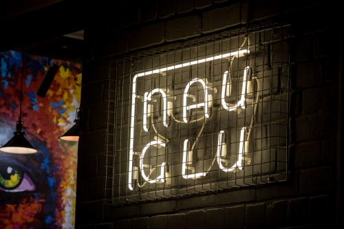 Неоновая вывеска «Nauglu»