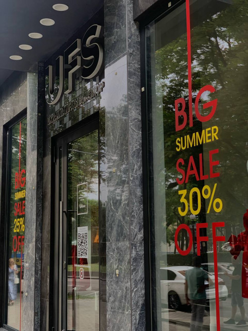 Обклейка окон для магазина "UFS"