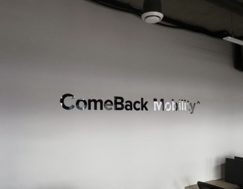 Интерьерный логотип для компании  "ComeBack Mobility"