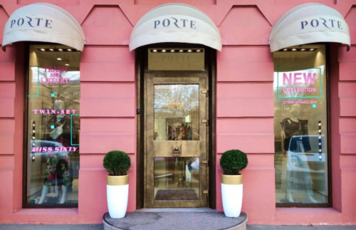 Как оформить витрину магазина одежды и привлечь большое количество покупателей?