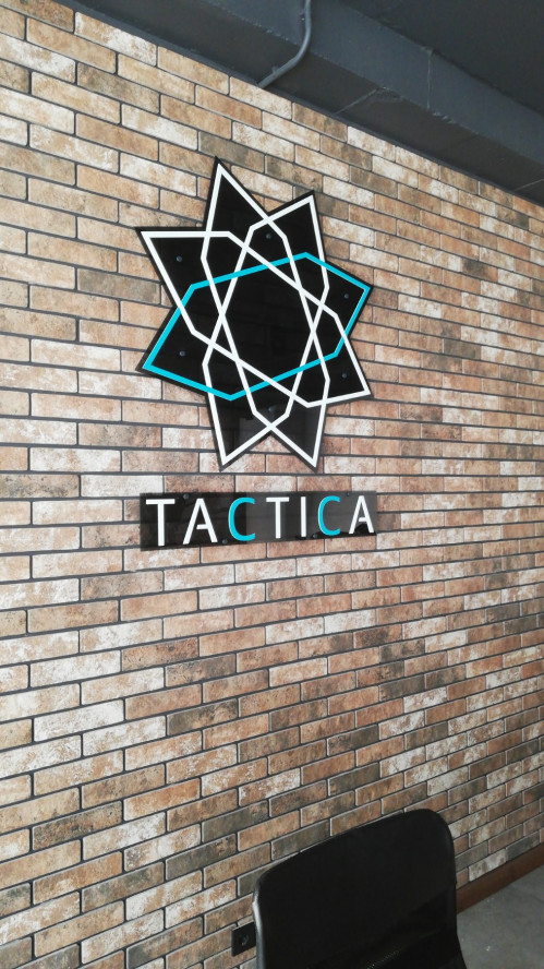 Интерьерная вывеска для компании "Tactica"