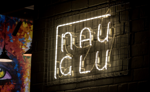 История неоновой рекламы