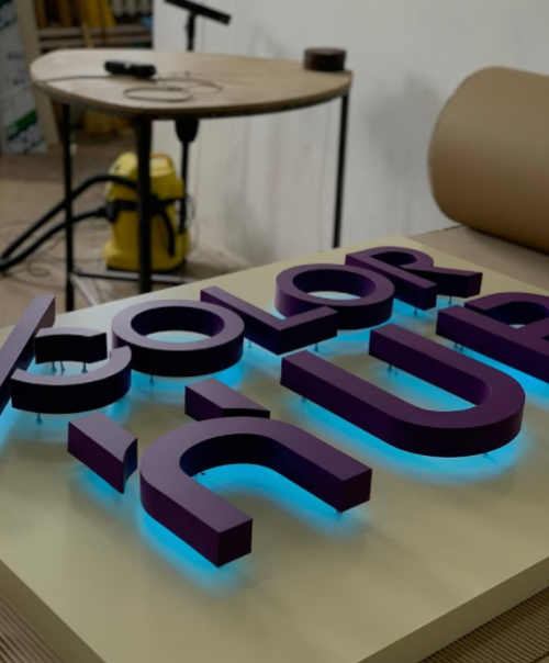 Каким цветом сделать вывеску, чтобы она привлекала максимум внимания?