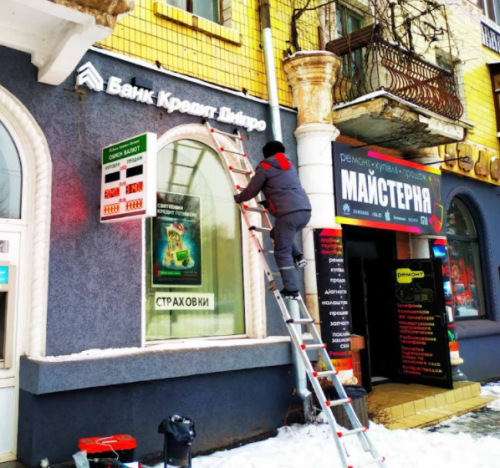 Как правильно повесить и закрепить вывеску на здании?