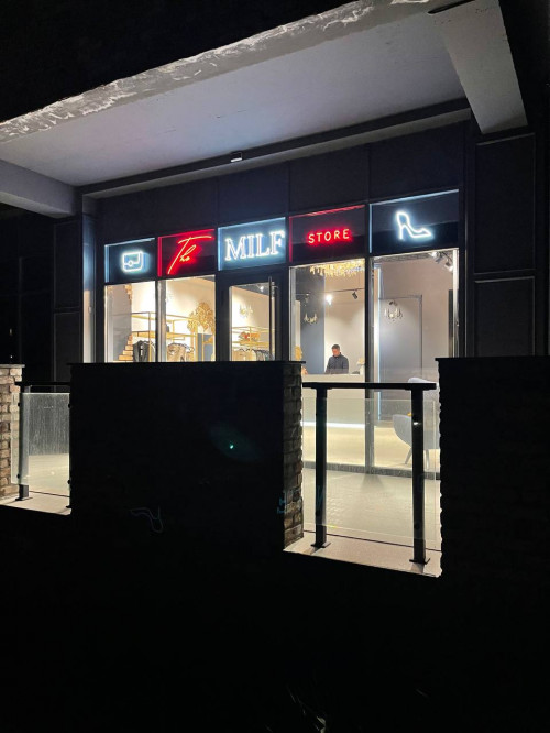 Комплексное оформление для магазина одежды "Milf"